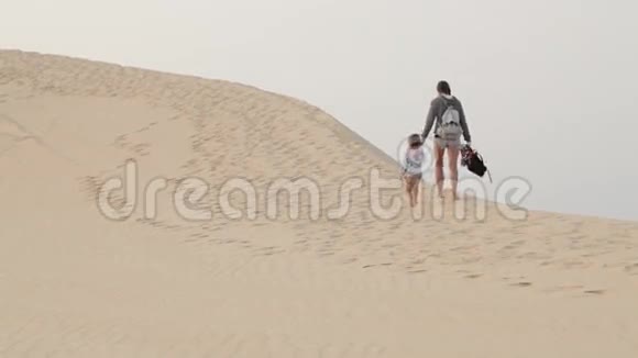 徒步旅行者母女在沙漠中行走视频的预览图