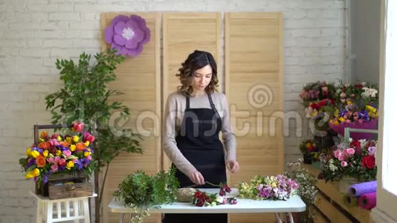 女花匠在花店里插花视频的预览图