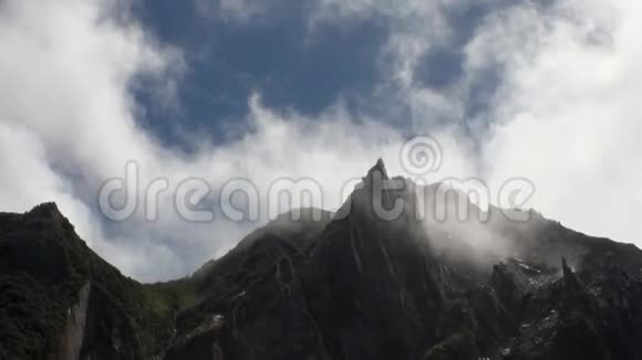 新西兰岩石悬崖山景全景视频的预览图