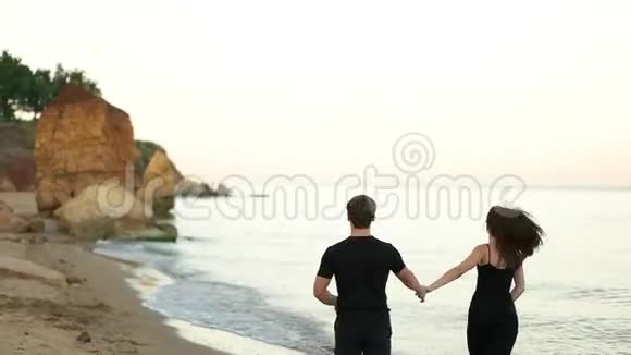 两个人赤着脚在沙滩上奔跑视频的预览图