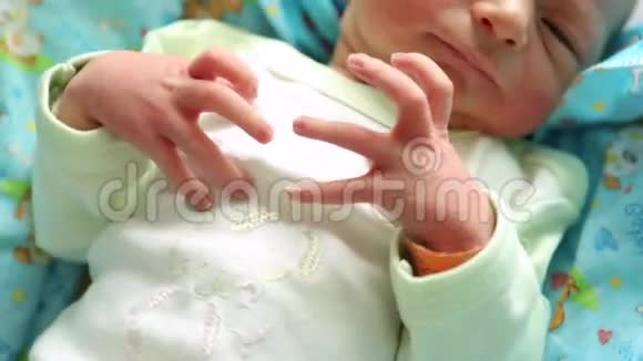 丑陋的新生婴儿只有一只小手在集中握手握手视频的预览图