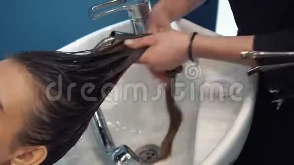 美容护发和人的观念幸福的年轻女性在发廊洗头视频的预览图