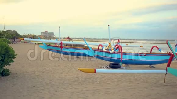 印度尼西亚巴厘岛热带海滩上的渔船视频的预览图