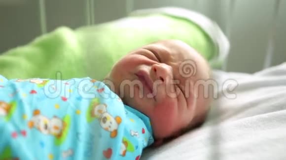 在妇产医院睡觉的新生儿男孩哭泣视频的预览图