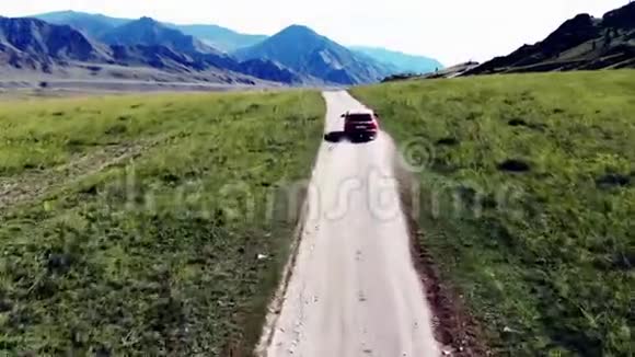 红车骑在山地上视频的预览图