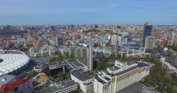 从四架直升机旋转的基辅城市景观视频的预览图