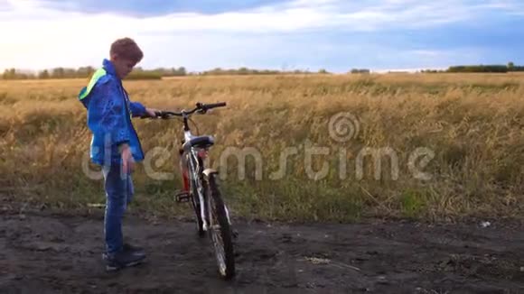 青少年骑自行车在新鲜空气中做运动旅行和积极娱乐视频的预览图
