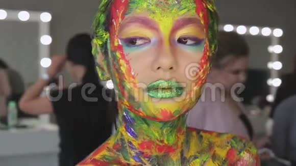 女孩艺术化妆水彩画视频的预览图