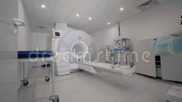 现代临床中的一种断层扫描机CT扫描仪放射科设备视频的预览图