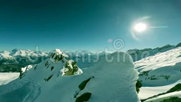 高耸入云的巍峨山峰俯瞰白雪皑皑的冬景视频的预览图