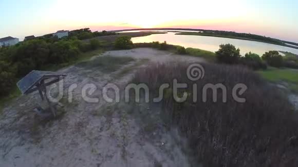 日落时飞过静止的水面视频的预览图