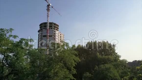 建造一栋多层高的房子在一个建筑工地上建造一台塔式起重机个现代建筑的景观视频的预览图