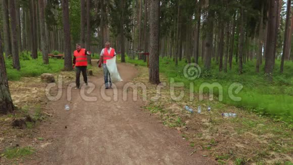 工人们在公园的小路上收集塑料瓶视频的预览图