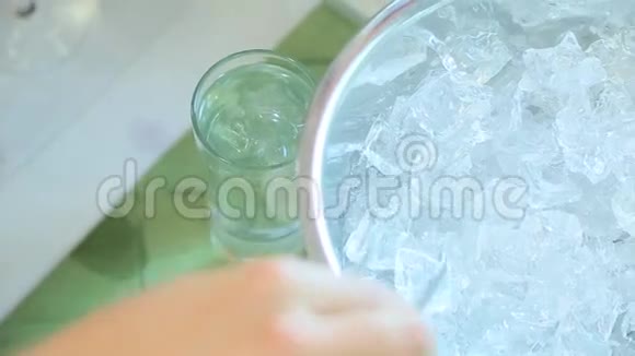 酒保把冰块扔进玻璃杯里视频的预览图