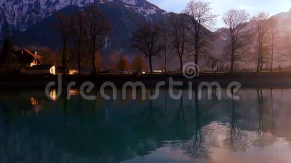 美丽的日落景色五彩缤纷的自然水镜倒影视频的预览图
