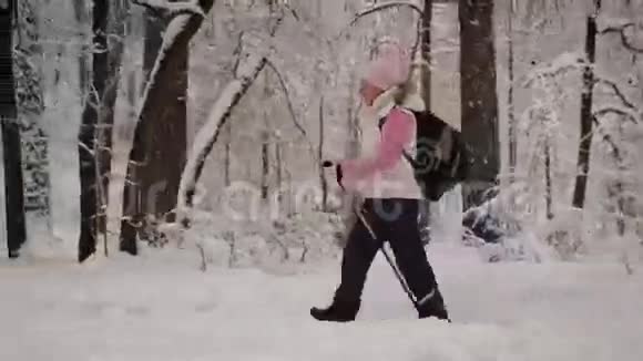 滑雪的女人在树林里追踪一套西装4用特制的棍子打退休金的人是在视频的预览图