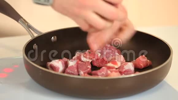 在聚四氟乙烯煎锅上炸猪肉块视频的预览图