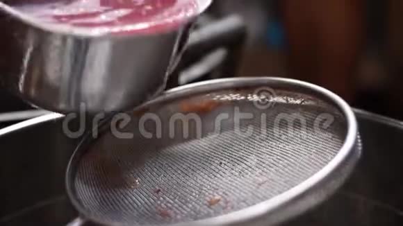 传统的粗制原酒方法用筛分离翅片对家酿果汁进行过滤视频的预览图