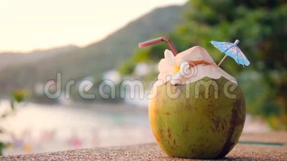 热带海滩酒吧提供新鲜的泰国椰子水可可泰国普吉岛4K视频的预览图