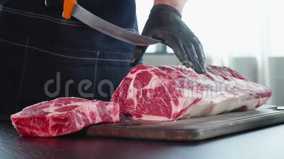 厨师用刀在木板上切生肉特写视频的预览图