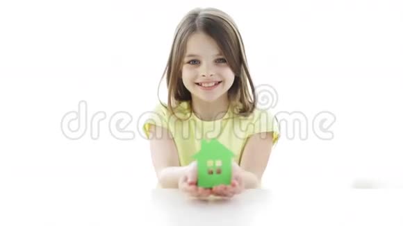 微笑的女孩拿着纸房子视频的预览图