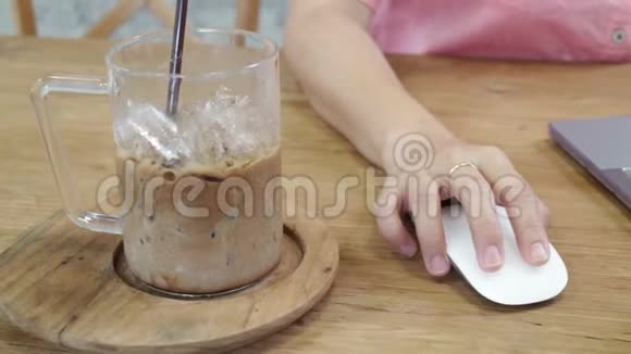 女人用手提电脑鼠标喝咖啡视频的预览图