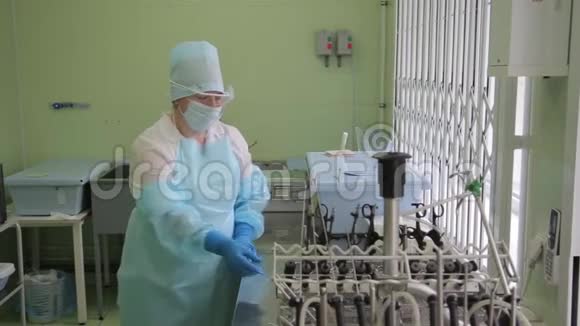 女医务工作者准备内镜创新灭菌器械视频的预览图