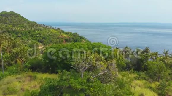 从靠近巴厘岛的努沙佩尼达岛上的AtuhRijaLima神社鸟瞰努沙佩尼达岛的小岛屿视频的预览图