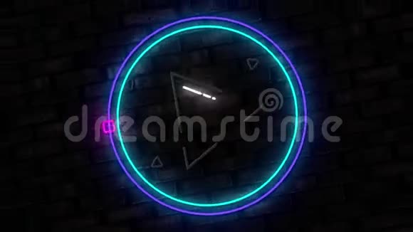 照明箭头在黑色砖墙背景上播放霓虹灯标志视频的预览图