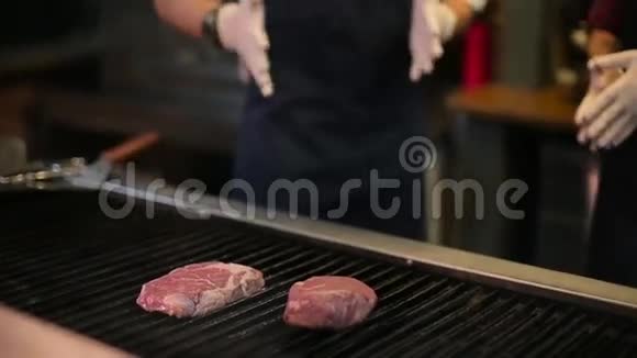 厨师在烤架上做牛排视频的预览图