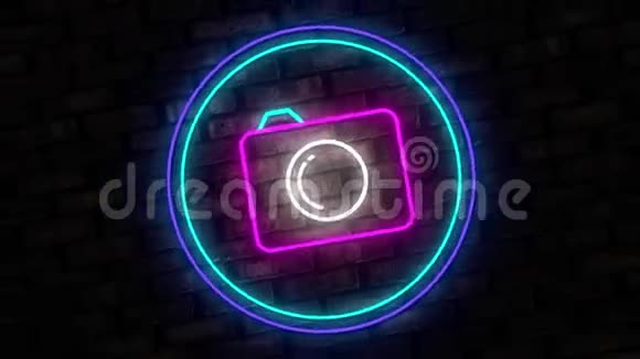 黑色砖墙背景上的照明摄像机霓虹灯标志视频的预览图