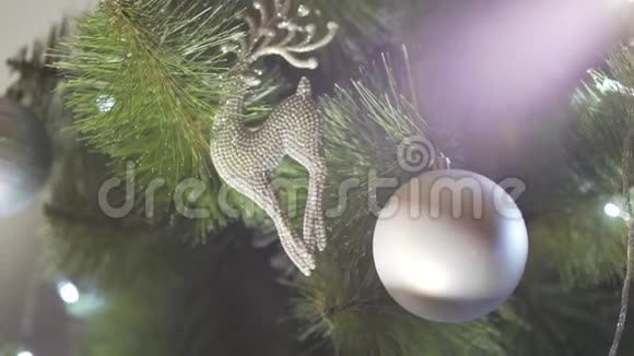 在节日的除夕气氛中在美妙的圣诞树装饰上近距离观赏明亮的灯光视频的预览图