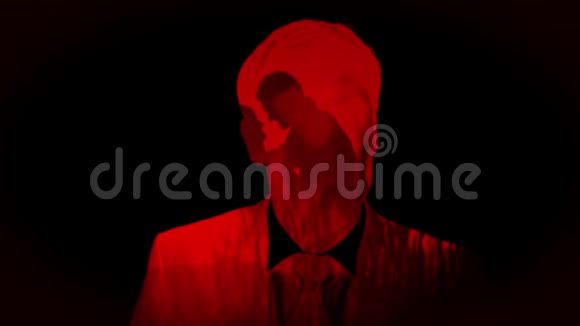 一个人身上有红光和黑色背景下亲吻的两个剪影视频的预览图