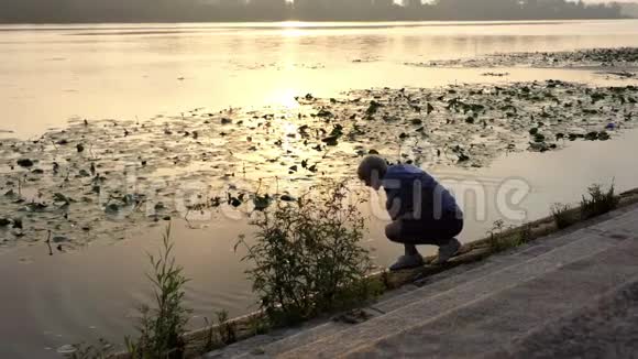 在斯隆莫的日落时分年轻人在德尼伯河畔快乐地生活视频的预览图