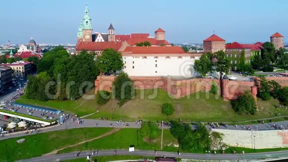 瓦维尔城堡大教堂和维斯特拉河克拉科夫波兰夏季空中录像视频的预览图
