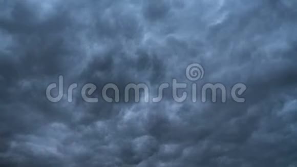 灰色的风暴云在空中移动时间流逝雷暴气旋卷云低视频的预览图