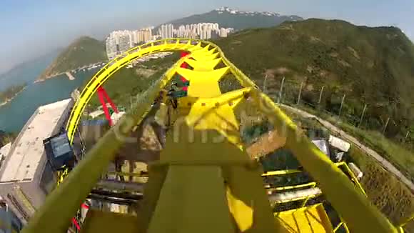 黄色过山车开始了视频的预览图