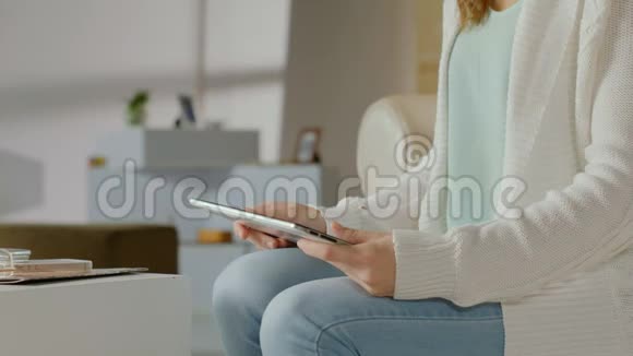 女性手中的平板电脑女性阅读在iPad上观看视频视频的预览图
