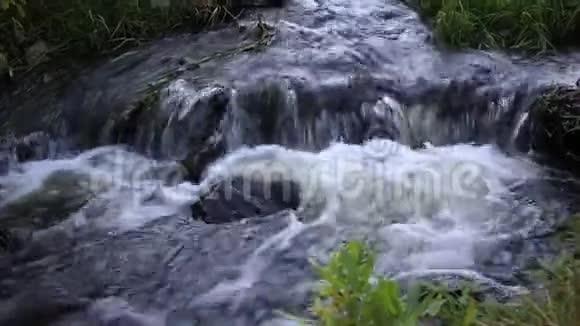 白色背景上的瀑布视频的预览图