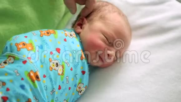 在妇产医院睡觉的新生儿男孩关心视频的预览图