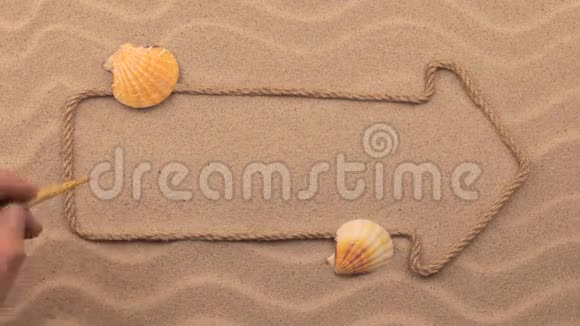 用手写在沙子上的菲律宾铭文用绳子做成的指针视频的预览图