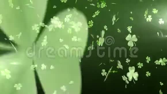 动画多个浮动绿色三叶草视频的预览图