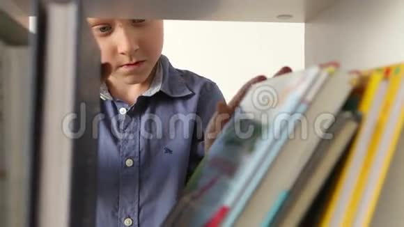 小男孩选择下一本书阅读视频的预览图