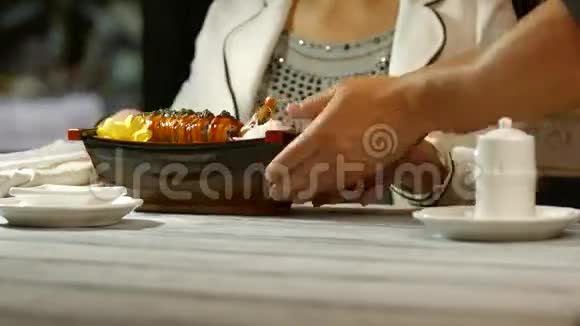有筷子的女人吃寿司视频的预览图
