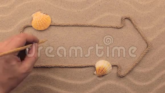 西班牙文字用手写在沙子上用绳子做成的指针视频的预览图
