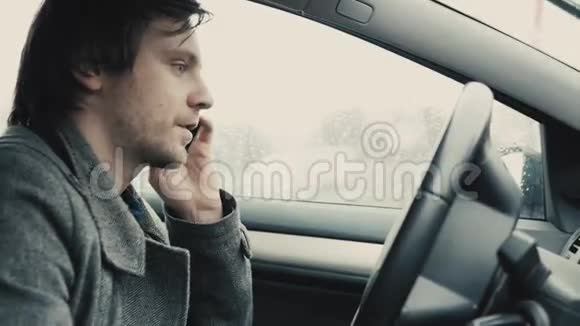 男人用手机抽象出雨中的汽车作为背景视频的预览图