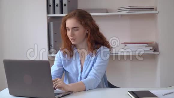 红头发的女人在家里办公室休息视频的预览图