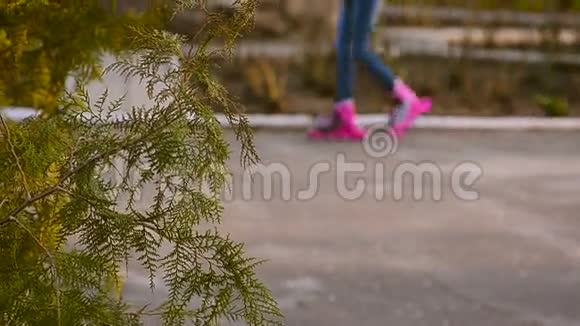 女孩骑着溜冰鞋视频的预览图