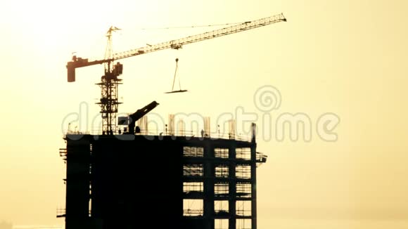 日落时正在施工的建筑物巴林02视频的预览图