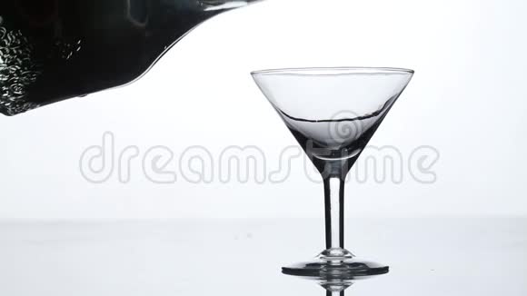 马丁尼威茅斯或利口酒正倒入玻璃杯中视频的预览图